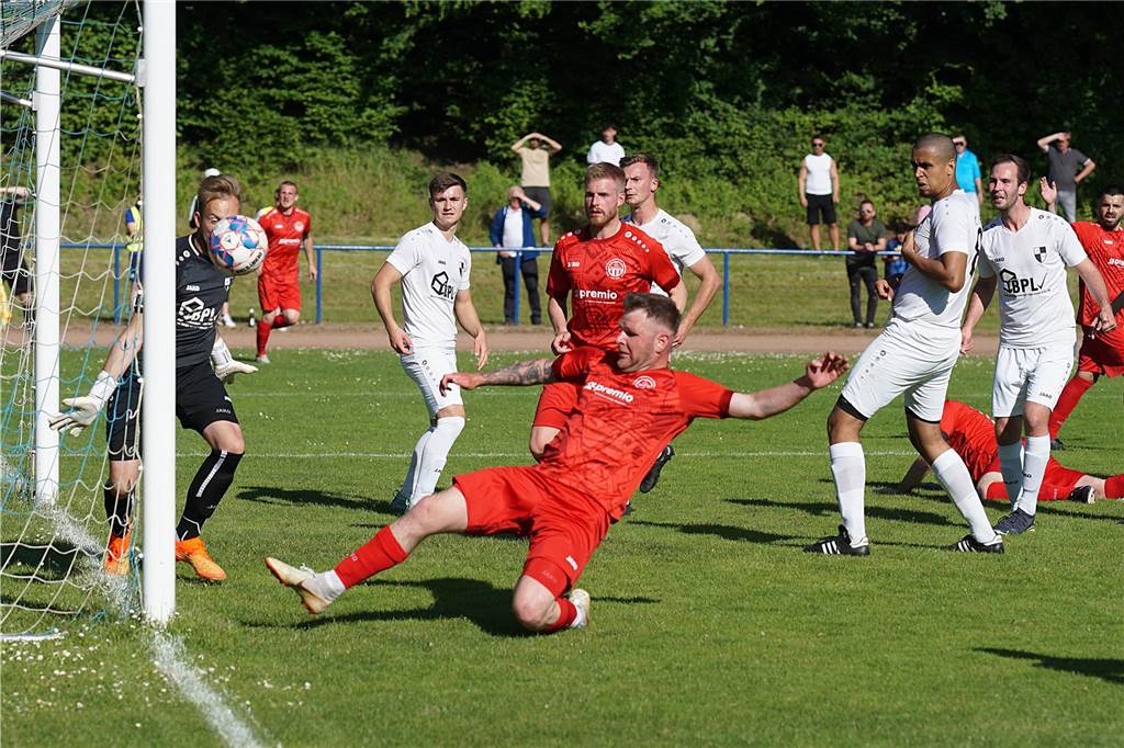TuRa Bergkamen jubelt nach Neun-Tore-Spektakel: Elyessa Dumanli trifft für die Bezirksliga Matthas Göke (vorne) erzielt den 1:1-Ausgleichstreffer für TuRa Bergkamen.