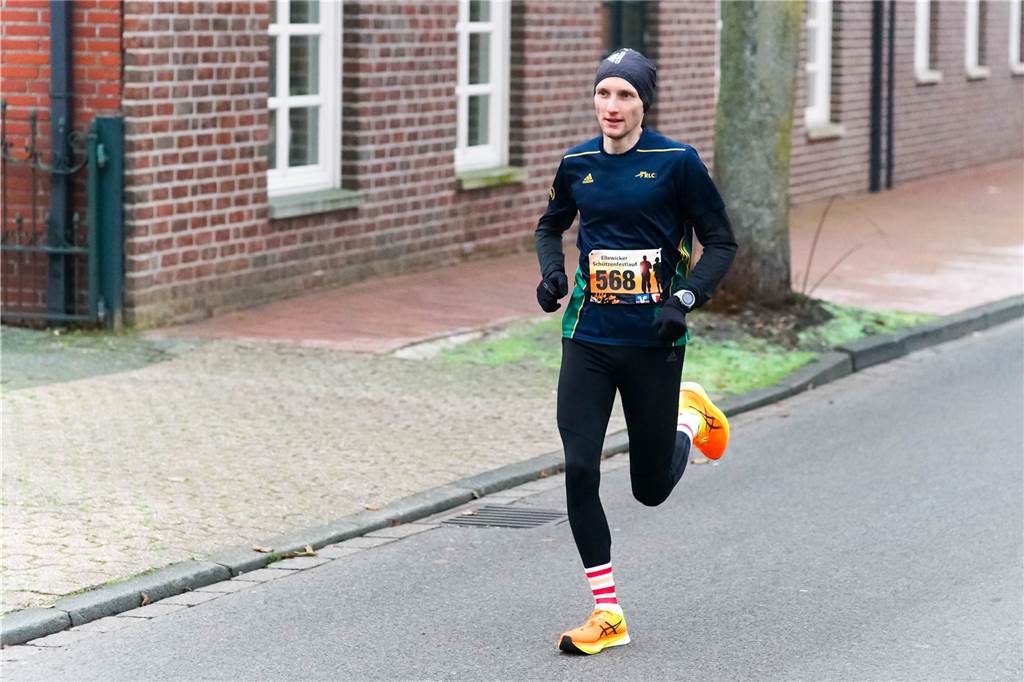 Zehn Sieger auf zwei Strecken: ASV Ellewick lädt zum Adventslauf ein Matthias Amoneit gewann den Fünf-Kilometer-Lauf bei den Herren in 17:25 Minuten.