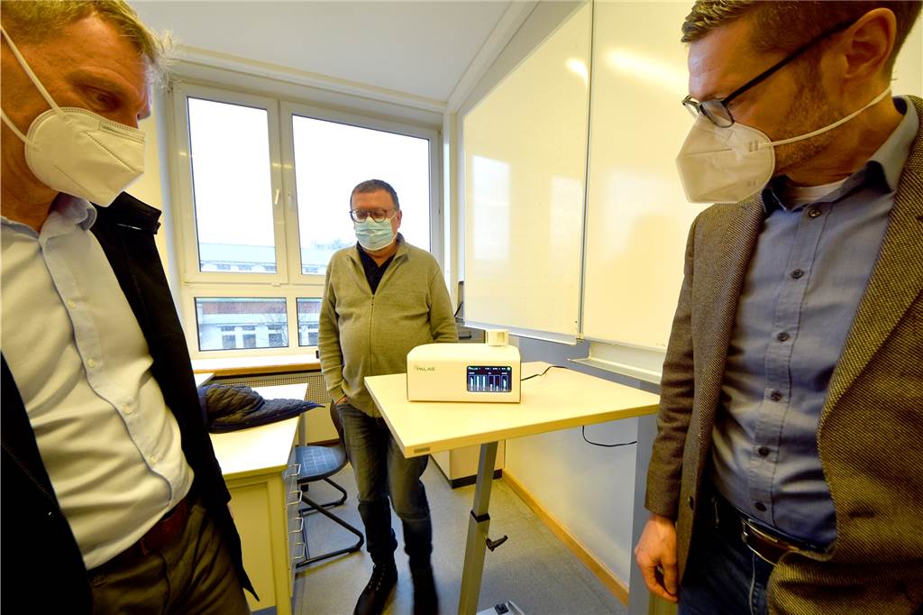 Matthias Baun (l.), Prof. Dr. Michael Oberst (r.) und Wolfgang Schreier vom SGS Institut Fresenius mit einem der Messgeräte, die die Konzentration der Aerosole im Raum überwachen. Rund eine Woche soll es dauern, bis alle Daten ausgewertet sind.