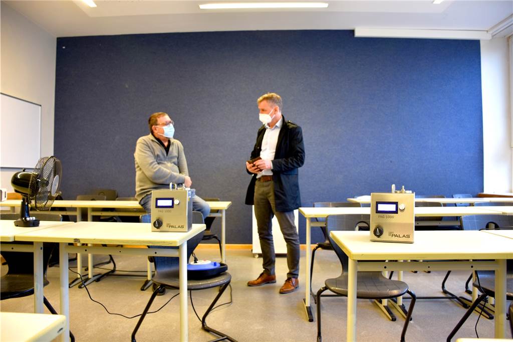 Matthias Baun (r.) im Gespräch mit Wolfgang Schreier über Details des Tests. Der praktische Versuch könne nicht durch Berechnungen ersetzt werden, weil die Aerodynamik in einem Raum schon durch kleinste Details extrem verändert werden könne. Die Tests von Montag sollen belastbare Daten für die weitere Diskussion liefern.