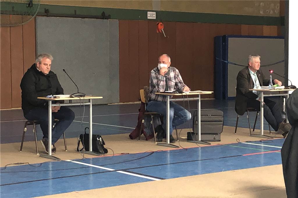 Mühlenberg ist eine Gefahr für die Umgebung - auch ohne Ölpellets Matthias Börger (l.) von der Bezirksregierung Düsseldorf berichtete von einer Klage zu den zugelassenen Abfallarten - entschieden wurde darüber erst viele Jahre später.