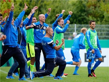 Matthias Born (M) und sein Team von Astoria Walldorf möchten mit einem Sieg gegen Arminia Bielefeld ihren Ruf als Sensations-Team untermauern. Foto: Ronald Wittek