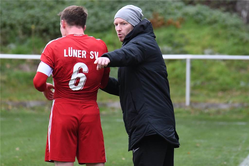Zuletzt kaum Zuschauer beim Lüner SV Trainer Axel Schmeing gibt Matthias Drees Anweisungen.