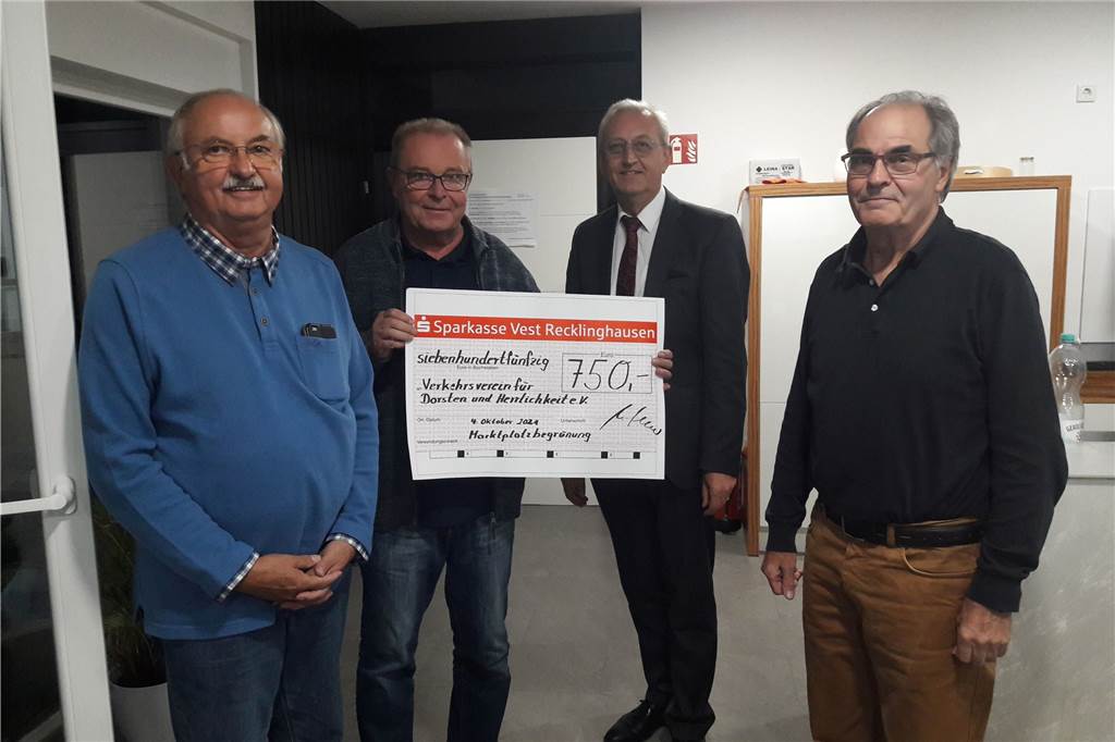 Blumendekors sollen den Marktplatz in Dorsten zum Blühen bringen Matthias Feller (Sparkasse Vest, zw.v.r.) überreichte den Vertretern des Verkehrsvereins einen Scheck in Höhe von 750 Euro für die Marktplatz-Begrünungsaktion.