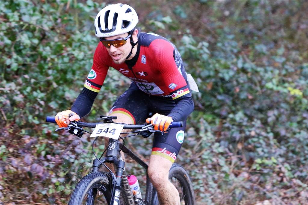 150 Athleten trotzen dem schlechten Wetter Matthias Frohn auf dem Mountainbike.