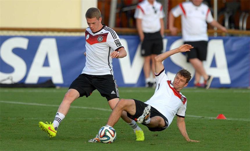 Matthias Ginter wechselt erst im Sommer 2015 Matthias Ginter (l.) wechselt wohl erst im Sommer 2015 zu Borussia Dortmund.