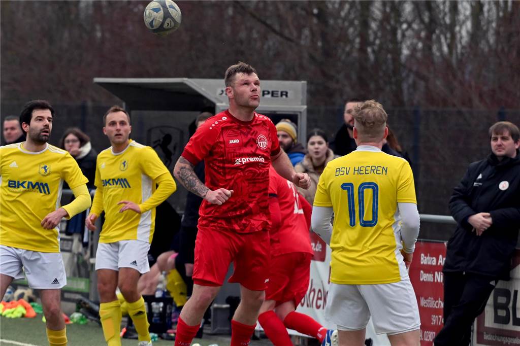 Auswärtssieg für den FC TuRa Bergkamen: Elyesa Dumanli gelingt Doppelpack in der Endphase Matthias Göke und der FC TuRa Bergkamen holten in Heeren einen Auswärtssieg.