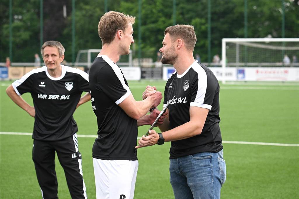 Matthias Gördes gratuliert Steffen Fellner zur Meisterschaft