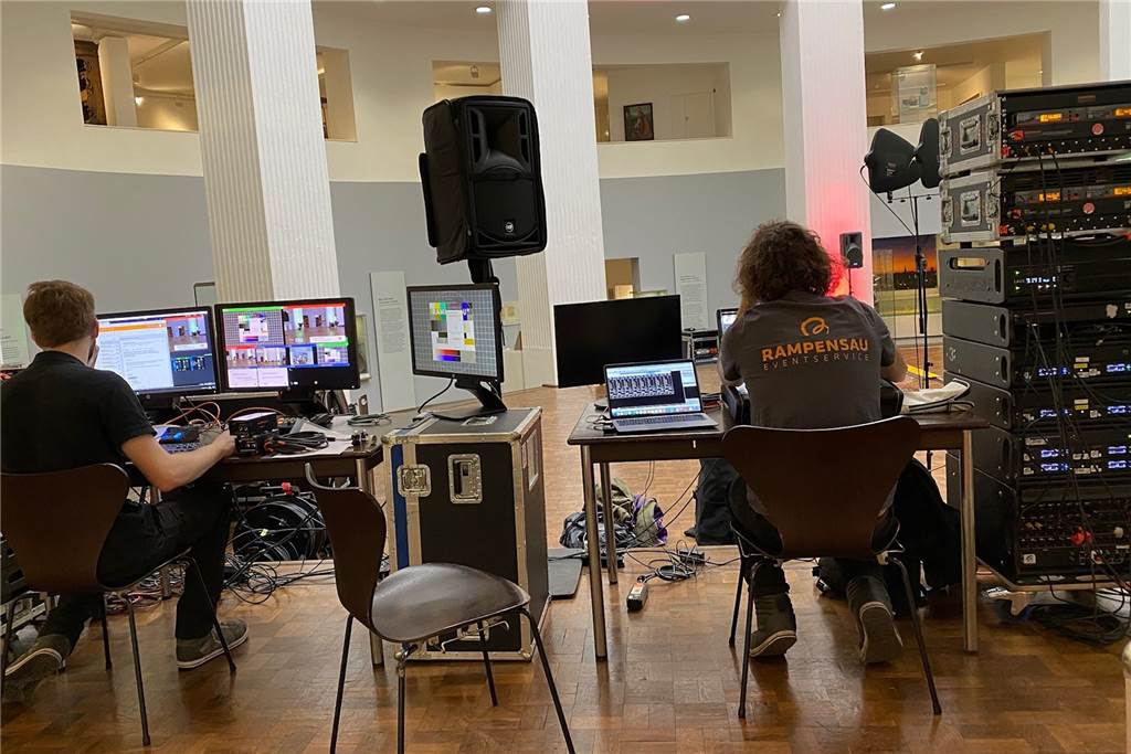 Projekt Rampensau: Eine Eventagentur stemmt sich gegen die Corona-Krise Matthias Jann und Paul Funke im Einsatz im Museum für Kunst und Kulturgeschichte bei einer Veranstaltung der Stadt Dortmund.