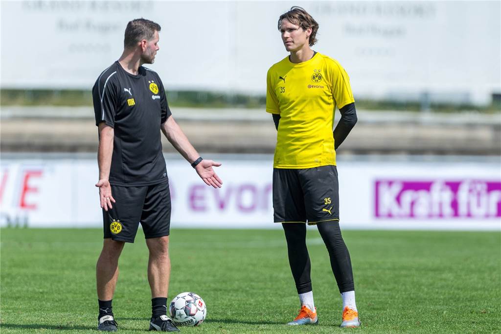 Matthias Kleinsteiber tritt beim BVB in große Fußstapfen Matthias Kleinsteiber setzt auf Kommunikation - wie hier mit Marwin Hitz.