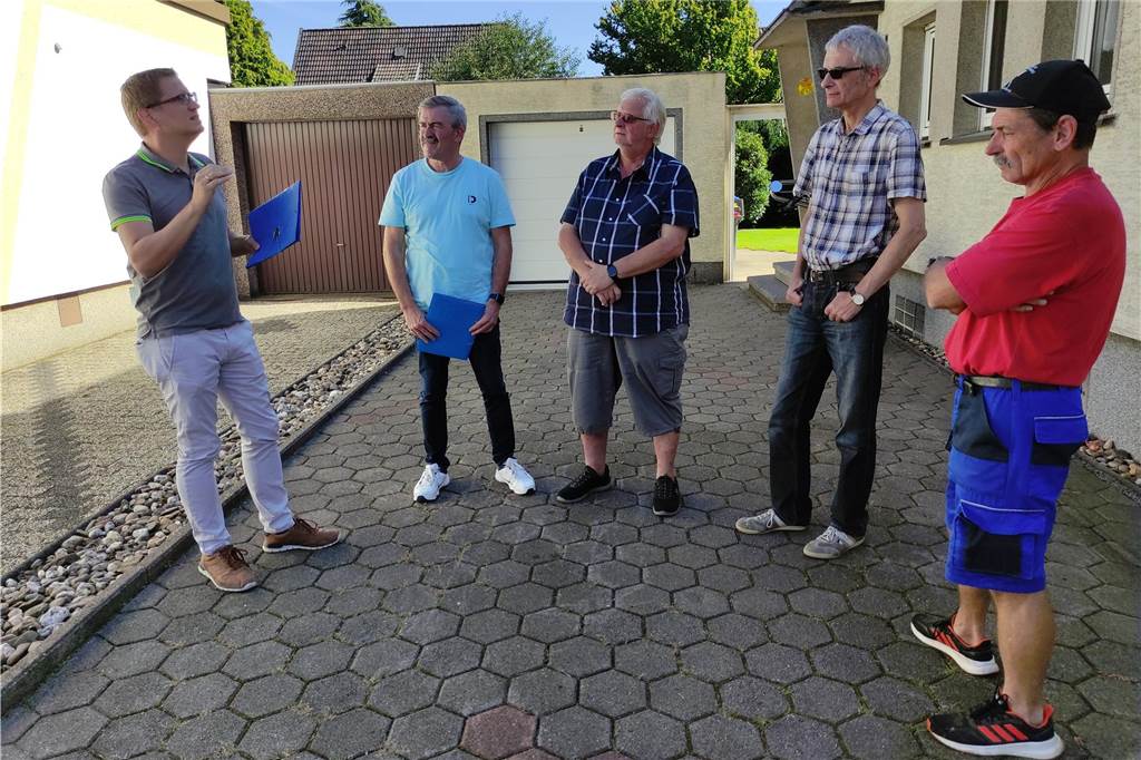 Thomas Dähm fürchtet Starkregen: „Soll ich einen Deckel auf mein Haus machen?“ Matthias Krölls (v.l.) und Andreas Grothusmann (beide SAL) im Gespräch mit Werner Nitsch, Ralph Winkel und Thomas Dähm.
