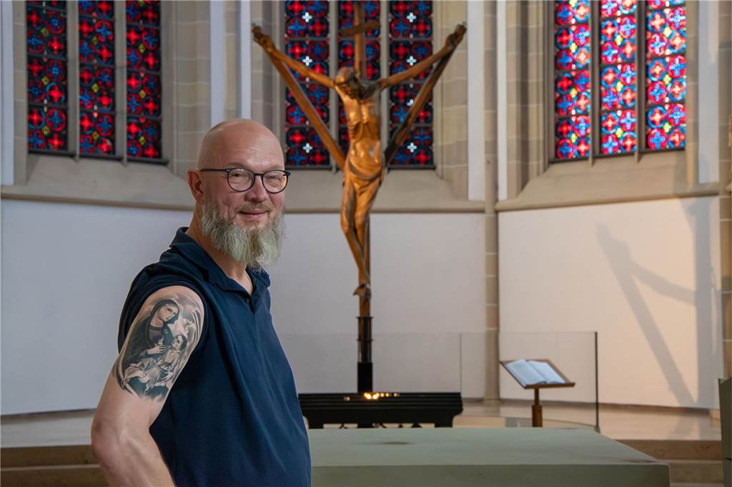Die emotionalsten Geschichten: Theo, Erdbeben-Folgen, mutige Geflüchtete Matthias Laarmann zeigt Tattoo auf dem Oberarm in der Kirche.