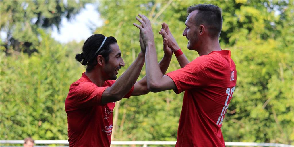 Matthias Lage in Torlaune: RW Unna feiert Kantersieg gegen Iserlohner A-Kreisligisten Matthias Lage (r.) - hier mit Mansour Yousofi - war bei RW Unna der Mann des Tages. Im Testspiel markierte er vier Tore.
