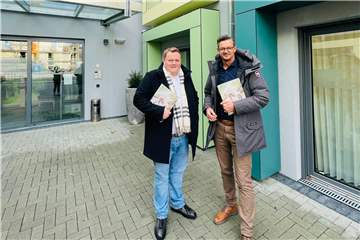 Matthias Löer von ViertelGrün (l.) und Frank Wohlgemuth von Medi-Care-Mobil vor dem Gebäudekomplex am Asselner Hellweg, an dem die Kooperation beider Unternehmen künftig umgesetzt wird.
