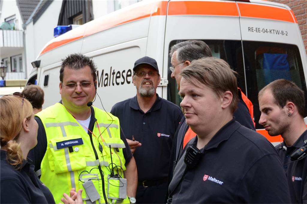 Appell an Halterner Bürger: „Langfristig am Katastrophenschutz beteiligen“ Matthias Mersmann (gelbe Warnjacke) arbeitet seit 28 Jahren ehrenamtlich bei den Maltesern.