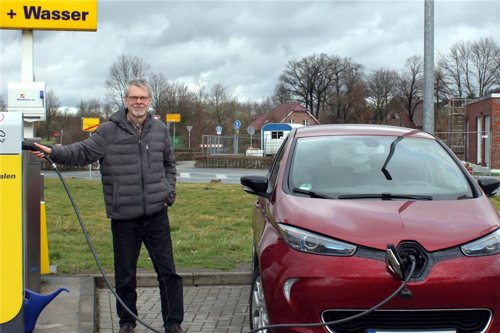 Was tun bei einem Unfall mit E-Auto? Ein Erfahrungsbericht unseres Mitarbeiters Matthias Münch mit seinem neuen Elektroauto vor der öffentlichen Ladestation an der Olfener Westfalentankstelle bei „Rott am Ring.“