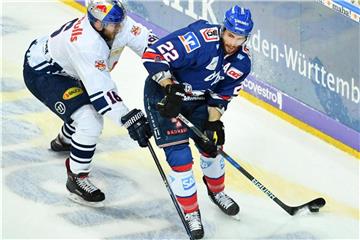 Matthias Plachta (r) von Adler Mannheim wird vom Münchner Konrad Abeltshauser attackiert. Foto: Uwe Anspach