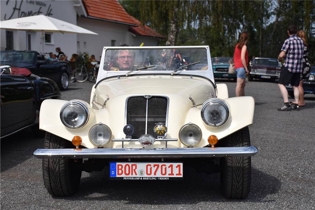 52 Oldtimer-Freunde aus ganz NRW treffen sich bei bestem Wetter in Ahle Matthias Plewa aus Vreden nahm mit seinem Oldtimer ebenfalls am Treffen teil.
