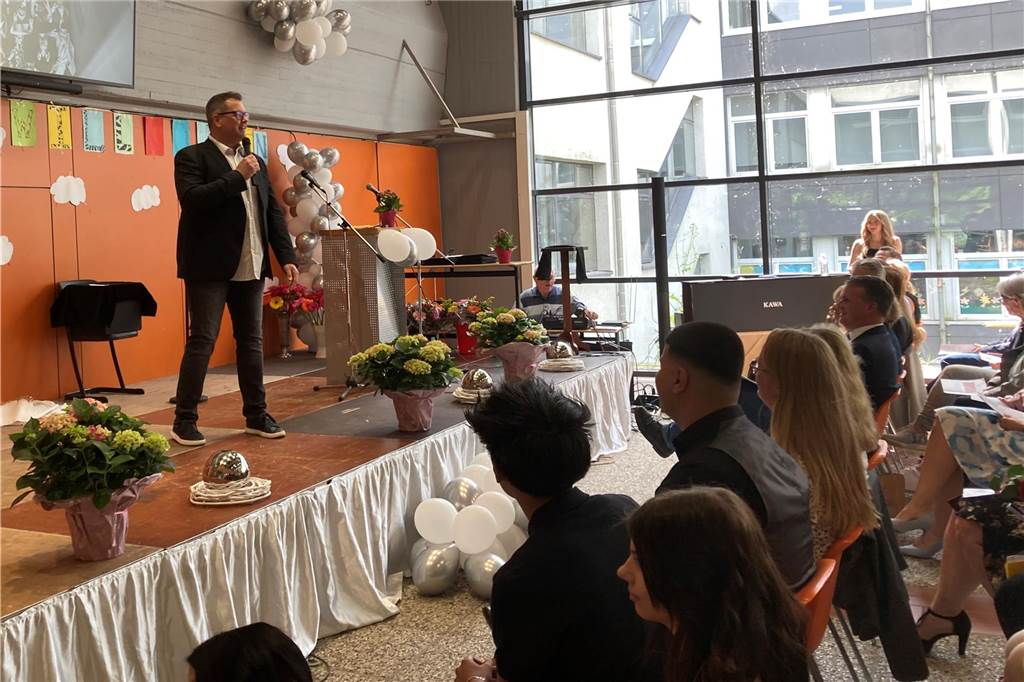 „Musterschüler“ Matthias Rauch verabschiedete die Erich-Klausener-Realschule Matthias Rauch auf der Aula-bühne