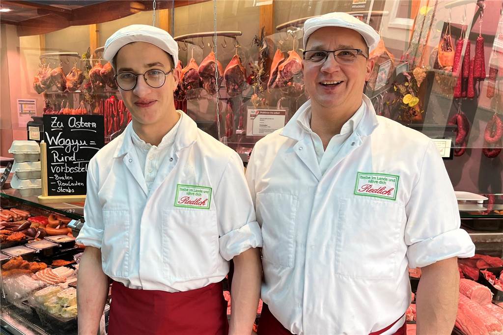 Fisch und Fleisch an Ostern: Worauf sich die Halterner besonders freuen Matthias Redlich und sein Sohn Max bieten zu Ostern marmoriertes Fleisch an.
