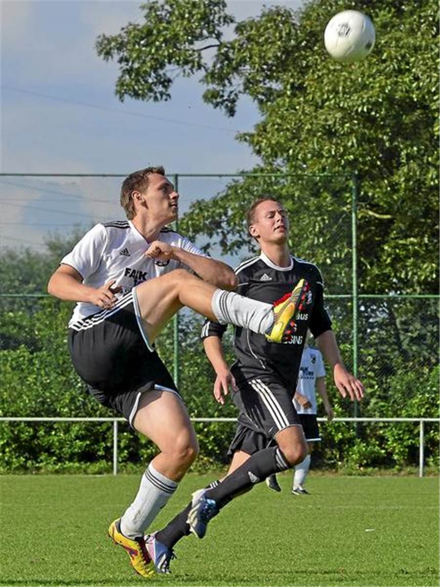 SC Südlohn erobert die Spitze Matthias Röttger (SC Südlohn) klärt.