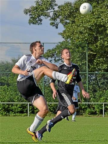Matthias Röttger (SC Südlohn) klärt. 