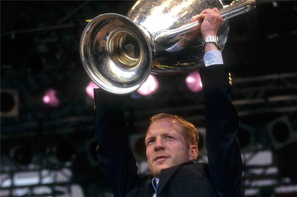 BVB-Berater Matthias Sammer: „Die Vorrunde müssen wir überstehen“ Matthias Sammer reckt den Henkelpott bei der Siegesfeier in Dortmund in die Höhe.