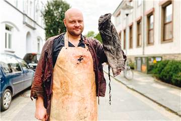 Matthias Schmidt studiert an der Ruhrakademie und hat die Kunstfigur namens Moloch ins Leben gerufen. Für 2021 ist er als offizielles Maskottchen für Wacken gebucht.