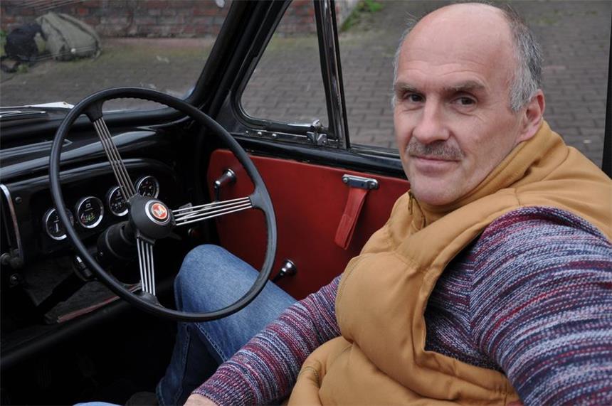 Als Beifahrer im englischen Oldtimer dabei sein Matthias Schnatmann nimmt mit seinem Morris Minor Convertible aus dem Jahr 1963 an der Rallye "Garagenschätzchen" teil.