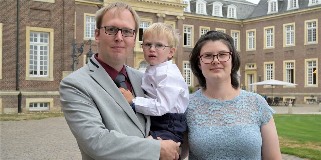Traumhochzeit im zweiten Versuch für Dattelner auf Schloss Nordkirchen Matthias Schulte und Vanessa Hofheinz haben auf Schloss Nordkirchen geheiratet. Sohn Luis (3 Jahre) war mit dabei.