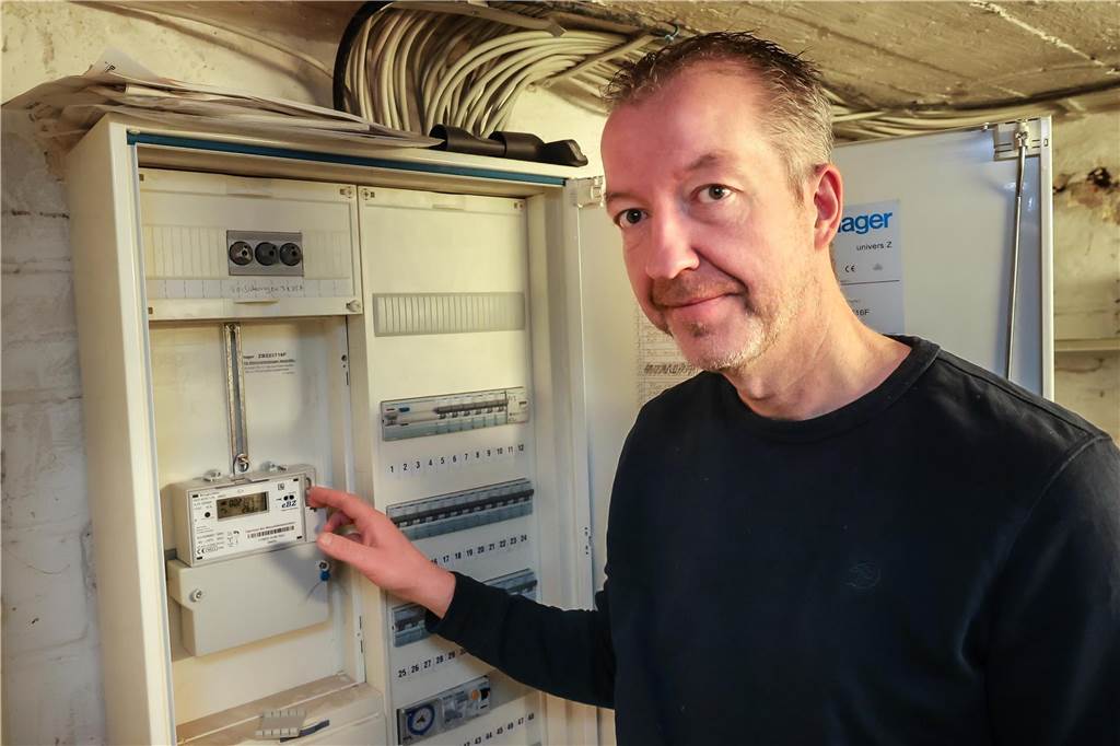 DEW21 schickt nach 11 Jahren eine Stromrechnung Matthias Solka vor seinem Stromkasten. DEW21 in Dortmund schickte ihm zwei Mahnungen zu einer vermeintlich noch ausstehenden Forderung für den Abrechnungszeitraum von Januar bis August 2012.