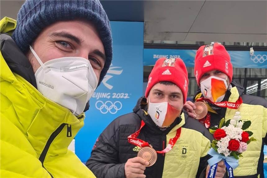 Überraschung! Schwerter Anschieber Matthias Sommer holt eine Olympische Medaille Matthias Sommer (M.) bejubelt seine olympische Medaille mit Pilot Christoph Hafer (r.) und dem Schwerter Markus Paszehr, der für Eurosport aus Peking berichtet.