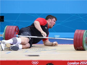Matthias Steiner wurde von der Hantel im Nacken getroffen. Foto: Friso Gentsch