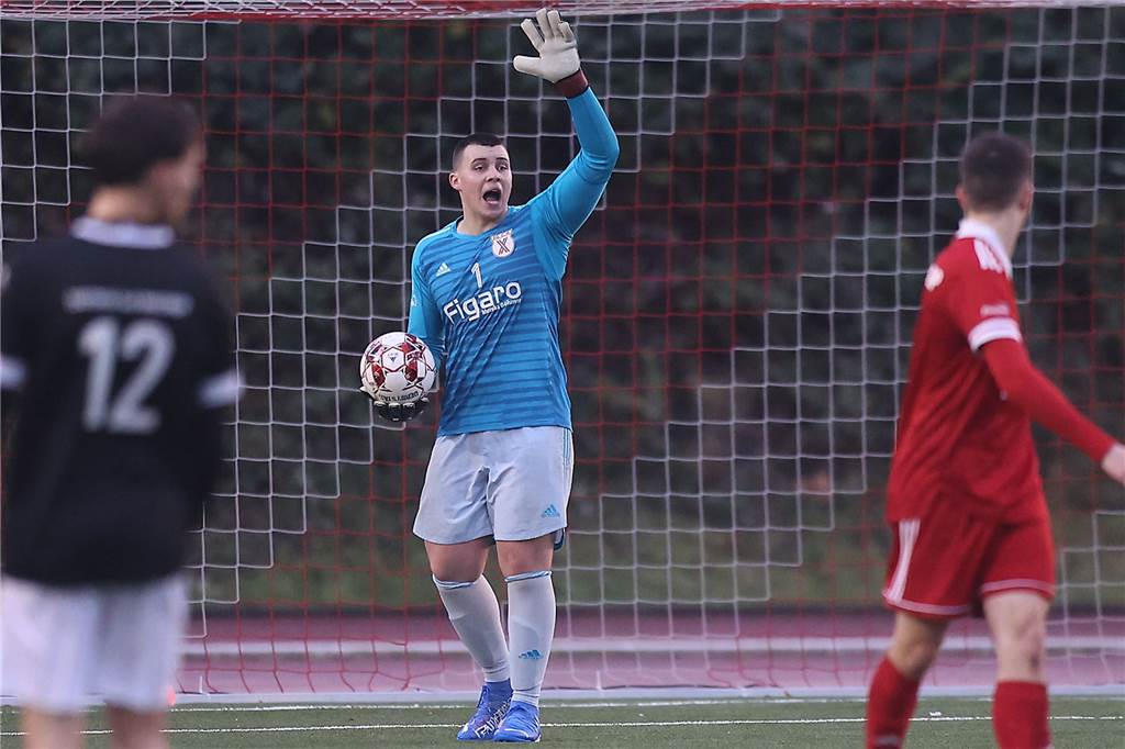Castrop-Rauxeler Trainer braucht Torwart - und sieht einen zufällig auf dem Parkplatz Matthias Stempka (am Ball) feierte am 14. Spieltag für die SG Castrop gegen Teutonia/SuS Waltrop (3:4) sein Senioren-Debüt - nach drei Jahren Fußball-Pause.