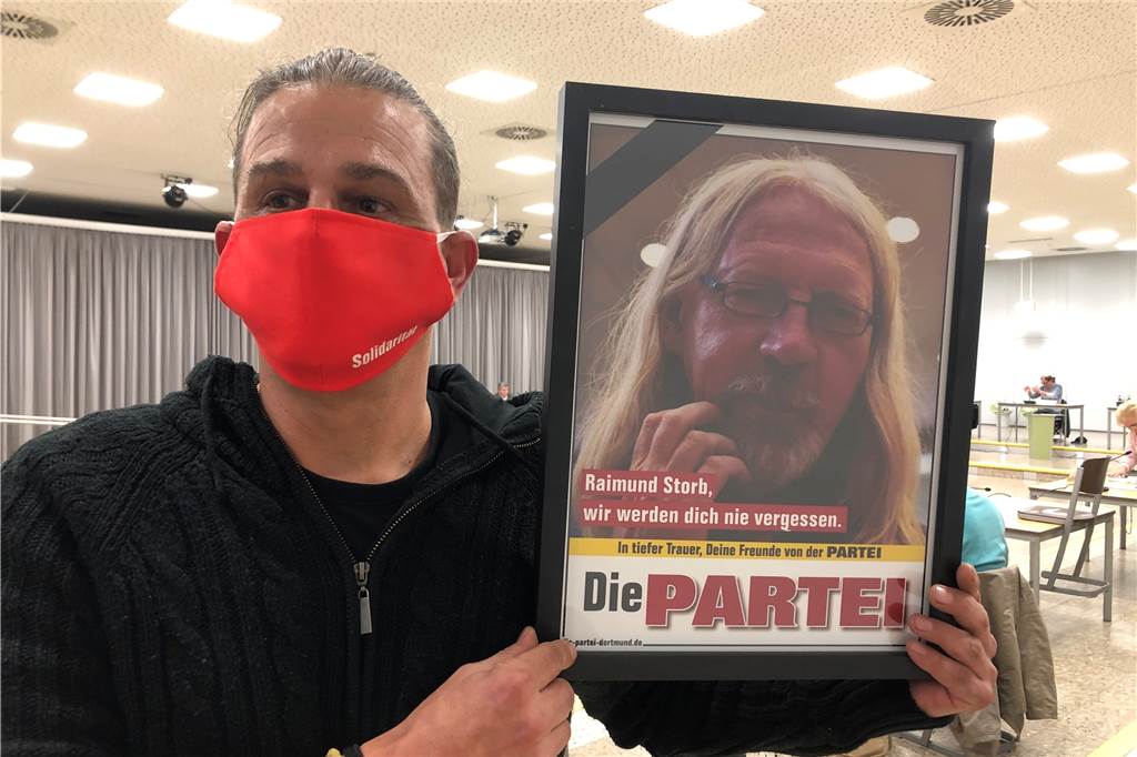 Streit beigelegt: Neuer Bezirksbürgermeister für Scharnhorst steht fest Matthias Storkebaum (Die Linke) erinnerte mit einem Foto an das verstorbene Mitglied der "Partei", Raimund Storb, der ebenfalls in die Bezirksvertretung eingerückt wäre und nun von Florian Heimann ersetzt wurde