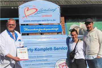 Matthias Tiemann (l.), Inhaber der Metzgerei Bellendorf, wird für einen kleinen Sektempfang am Schloss Raesfeld sorgen. Foto Gewert