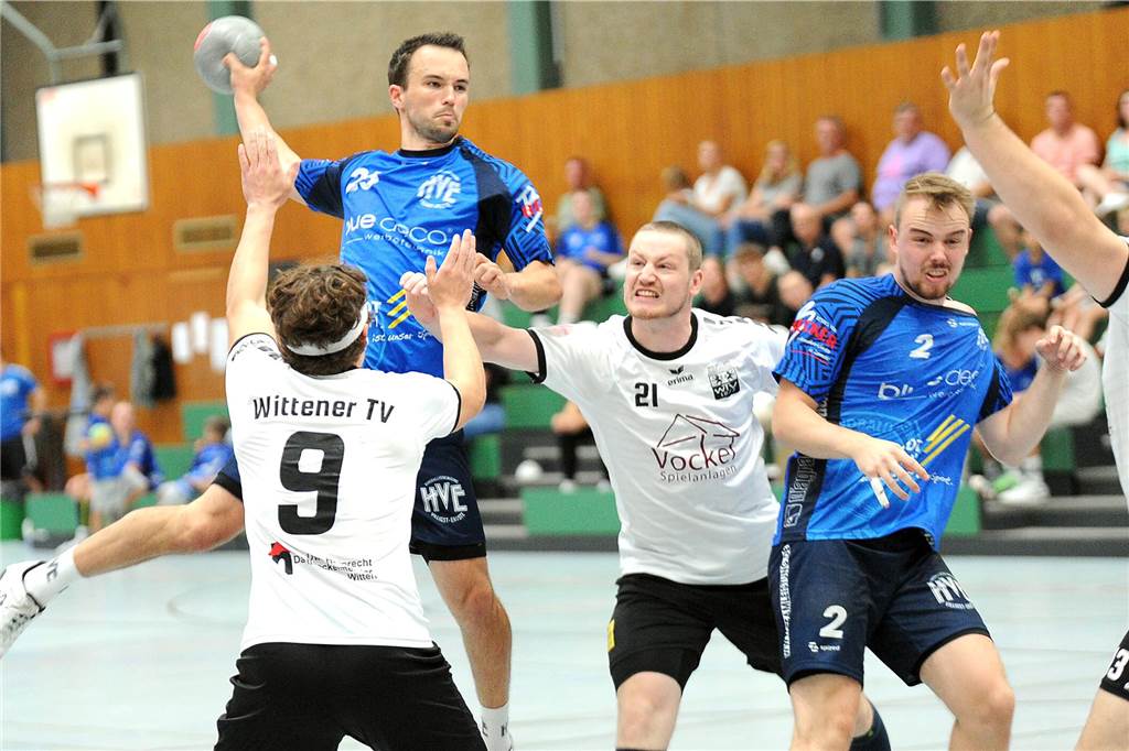 Matthias Tristan Hermenau (l.) und die HVE Villigst-Ergste Herren II wollen im Derby die Überraschung.