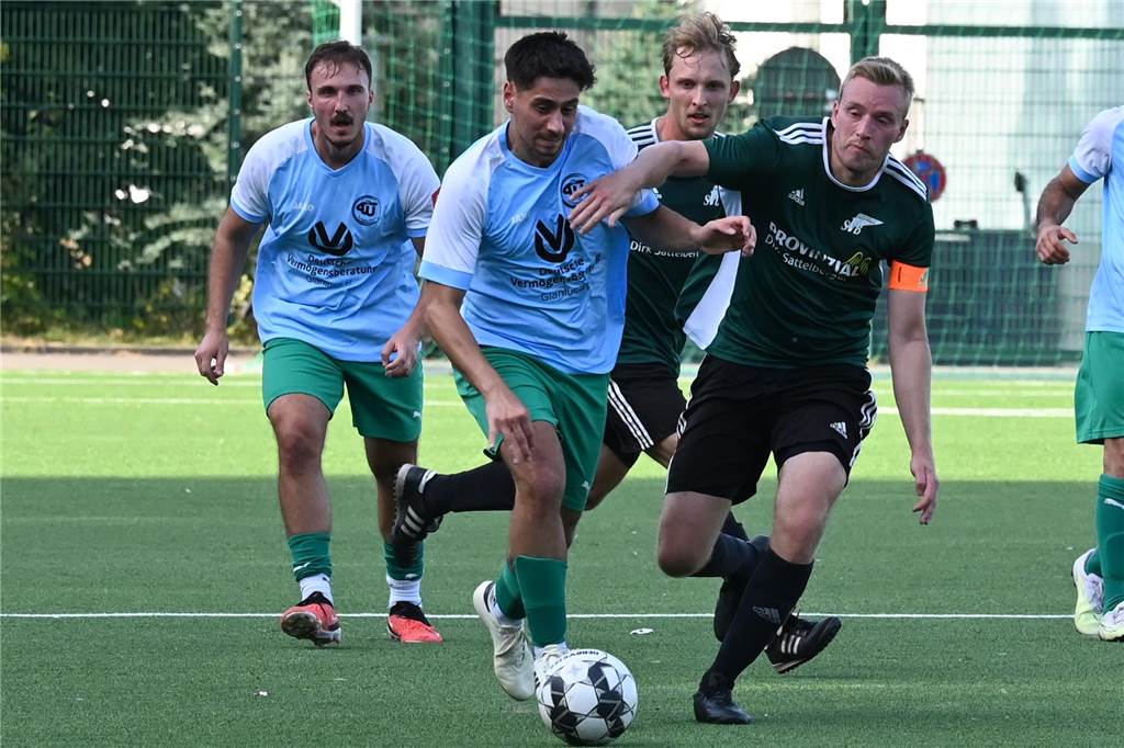 SV Bausenhagen jubelt nach Derbysieg: „Da kommt in den nächsten Jahren noch etwas“ Matthias Wegener (vorne r.) - hier im Match bei TIU Rünthe - ist längst eine feste Größe im Spiel des SV Bausenhagen.