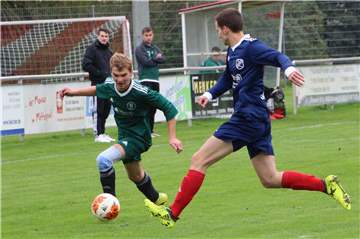 Matthias Weilinghoff (l.) feierte mit dem SC Ahle beim FC Oldenburg mit Martin Scheer ein glücklichen Sieg.
