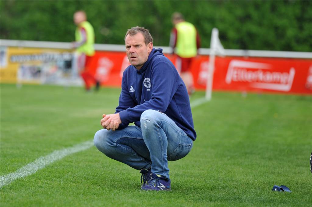 Matthias Wesseler, hier noch im Hoodie der SF Ammeloe, hat bei der SpVgg seine erste Trainerstation im Frauenbereich angetreten. Bislang mit Erfolg. 