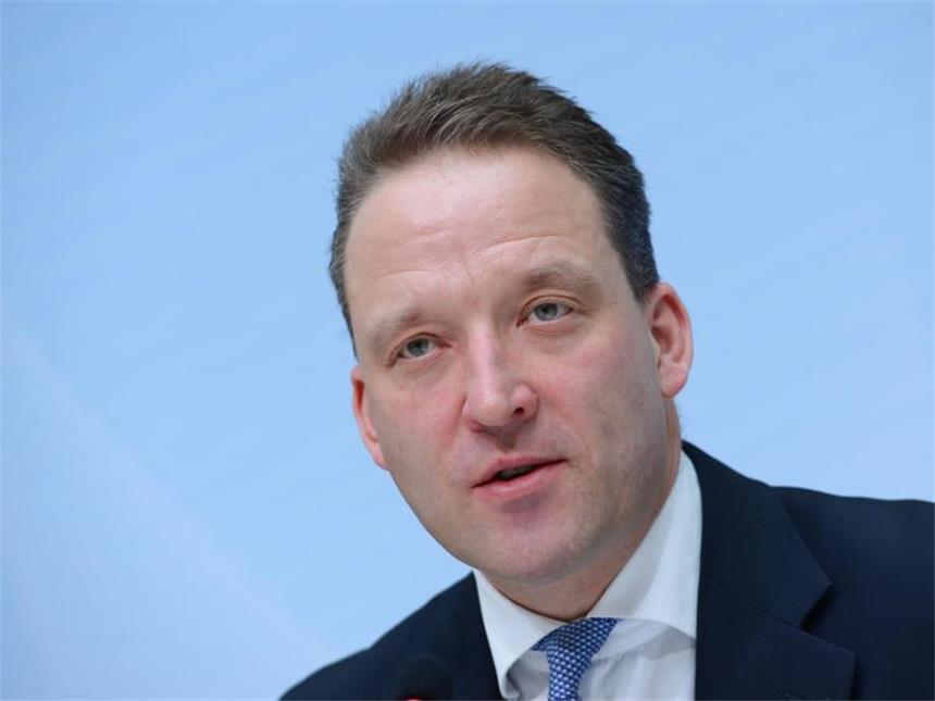 Neuer Finanzchef: Merck holt Zachert-Nachfolger von Henkel Matthias Zachert, scheidender Finanzvorstand der Merck KGaA, während der Bilanz-Pressekonferenz des Pharma- und Chemiekonzerns in Darmstadt. Foto: Arne Dedert