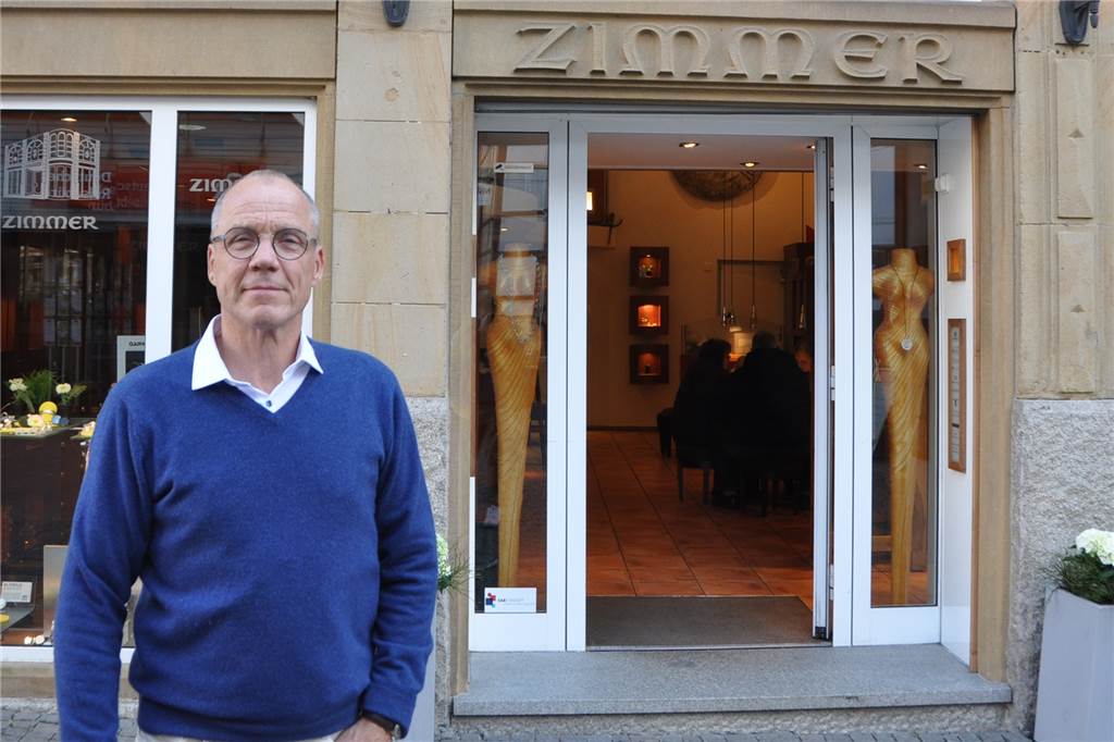 Altstadt-Telefon-Hotline soll ab Montag Händler und Kunden in Castrop-Rauxel verbinden Matthias Zimmer (Geschäftsführer von Zimmer-Manufakturschmuck und erster Vorsitzender von Casconcept), sieht die Schließung des Einzelhandes bis auf wenige Ausnahmen als "sehr schmerzhaft, aber gesellschaftspolitisch notwendig" an.