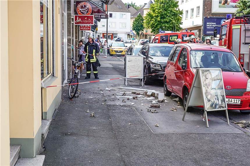 Mauerbrocken lösten sich und stürzten auf den Gehweg Mauerbrocken lösten sich von einem Gebäude und fielen auf die Huckarder Straße.