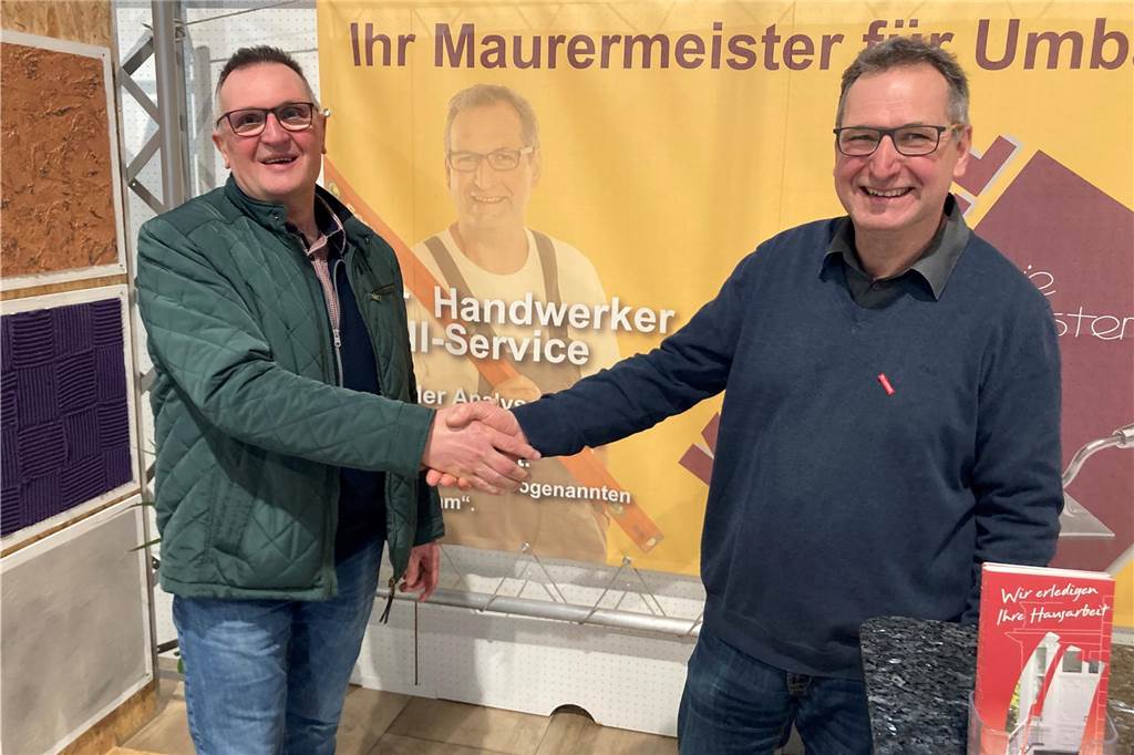 Tausende bei der Handwerkermesse: Das sind die Tipps zum Energiesparen Maurermeister Ralf Kunkel (r.) begrüßt seinen Kunden Rainer Göddenhenrich am Messestand.