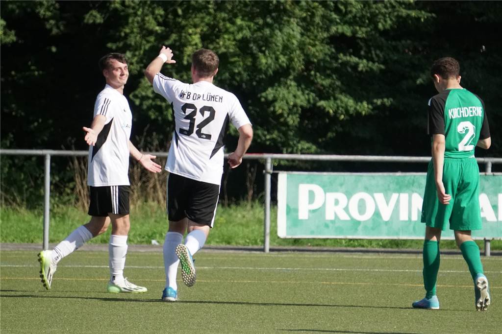 VfB springt an die Tabellenspitze: Harder-Elf siegt auch gegen Kirchderne Maurice Adamsky (l.) jubelt nach seinem 2:0-Treffer für Lünen.