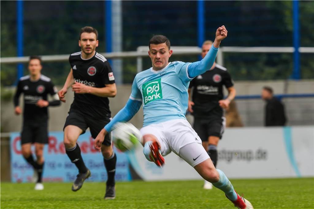 BVB-Talent Youssoufa Moukoko ist gegen den ASC 09 dabei und beeindruckt seine Gegenspieler Maurice Buckesfeld vom ASC 09 hat kein Tor von Moukouko zugelassen.