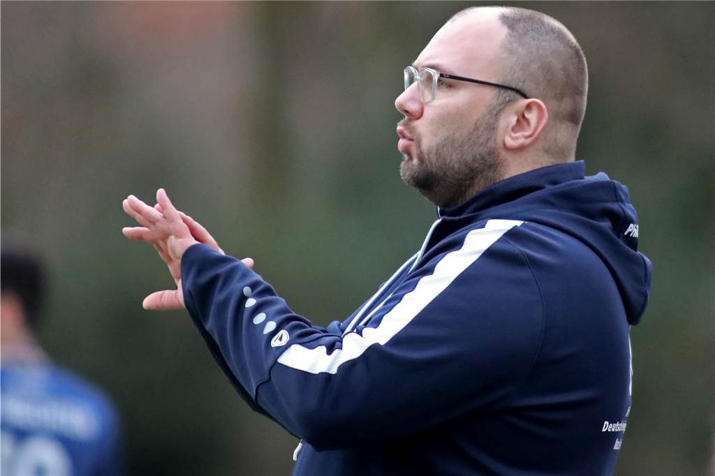 TV Brechten-Spieler hat erneut Unglück: Jan Braun erleidet zweiten Kreuzbandriss Maurice Erny gibt Anweisungen.
