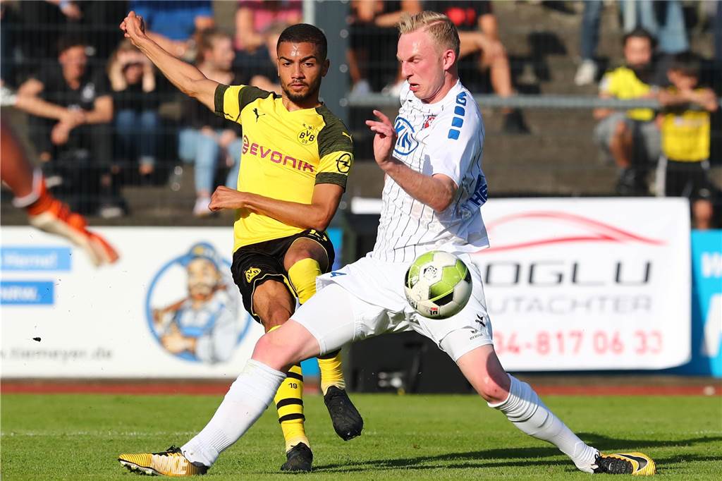 TuS Bövinghausen bindet einen Hünen mit Regionalliga-Erfahrung Maurice Haar (r.), hier noch im Trikot von Westfalia Herne, hat beim TuS Bövinghausen verlängert.
