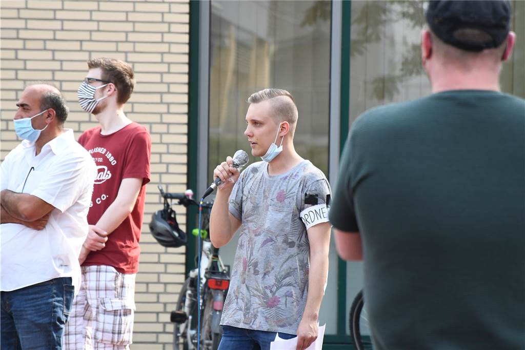 „Maske statt Aluhut“: 60 Menschen versammelten sich auf Lüner Marktplatz Maurice Hansmeyer war einer der Organisatoren und Redner bei der Veranstaltung.