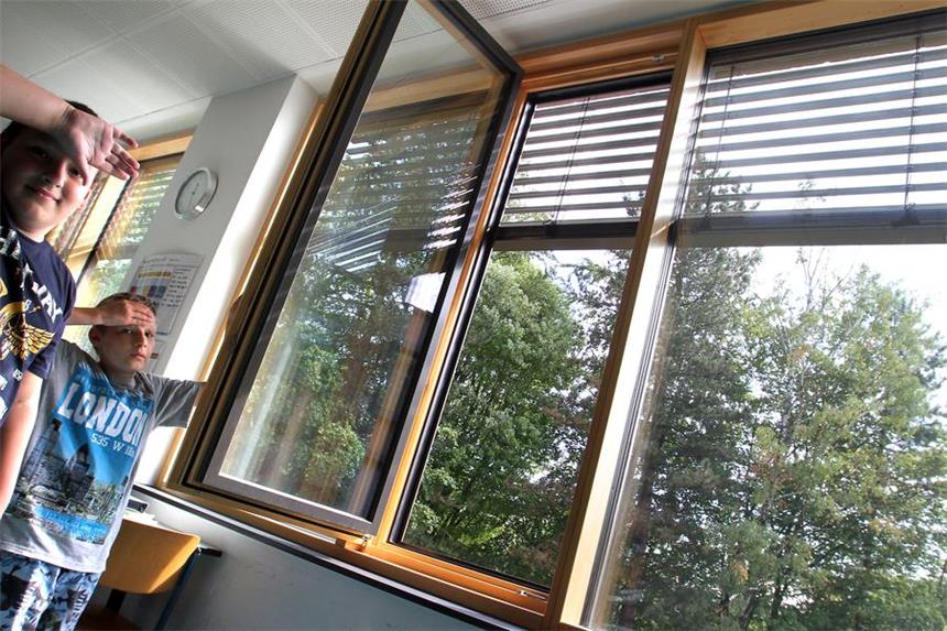 Marga-Spiegel-Schüler sind heiß auf Kältemaschine Maurice Henze und Elias Glöckner öffnen das Fenster des überhitzten Klassenraums: Schon im vergangenen Jahr kämpften die Marga-Spiegel-Schüler mit der Hitze.